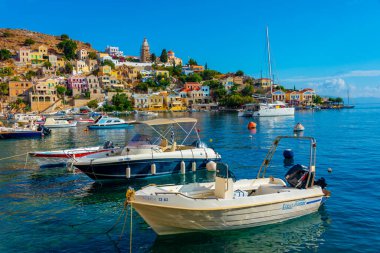Symi, Yunanistan, 26 Ağustos 2022: Yunan adası Symi 'de deniz kenarında gezinti.