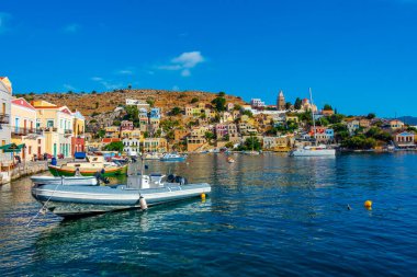 Symi, Yunanistan, 26 Ağustos 2022: Yunan adası Symi 'de deniz kenarında gezinti.