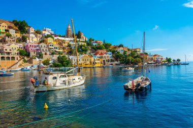 Symi, Yunanistan, 26 Ağustos 2022: Yunan adası Symi 'de deniz kenarında gezinti.