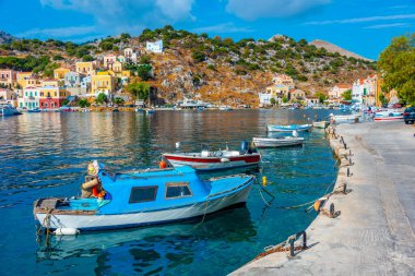 Symi, Yunanistan, 26 Ağustos 2022: Yunan adası Symi 'de deniz kenarında gezinti.
