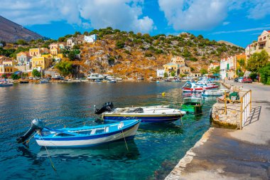 Symi, Yunanistan, 26 Ağustos 2022: Yunan adası Symi 'de deniz kenarında gezinti.