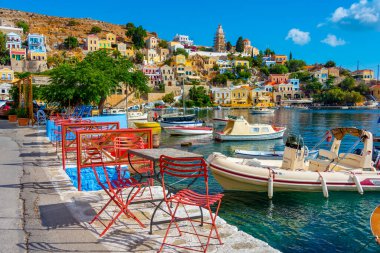 Symi, Yunanistan, 26 Ağustos 2022: Yunan adası Symi 'de deniz kenarında gezinti.