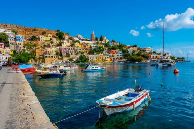 Symi, Yunanistan, 26 Ağustos 2022: Yunan adası Symi 'de deniz kenarında gezinti.
