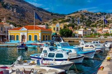 Symi, Yunanistan, 26 Ağustos 2022: Yunan adası Symi 'de deniz kenarında gezinti.