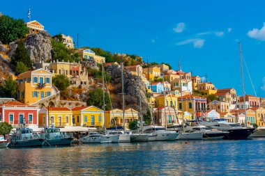 Symi, Yunanistan, 26 Ağustos 2022: Yunan adası Symi 'de deniz kenarında gezinti.