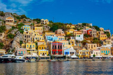 Symi, Yunanistan, 26 Ağustos 2022: Yunan adası Symi 'de deniz kenarında gezinti.