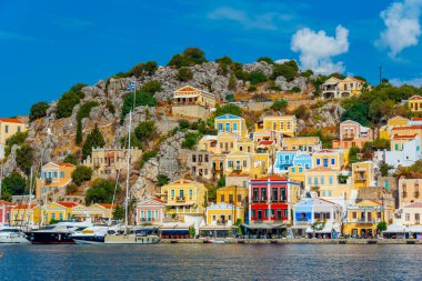 Symi, Yunanistan, 26 Ağustos 2022: Yunan adası Symi 'de deniz kenarında gezinti.