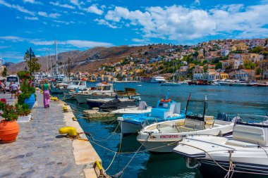 Symi, Yunanistan, 26 Ağustos 2022: Yunan adası Symi 'de deniz kenarında gezinti.