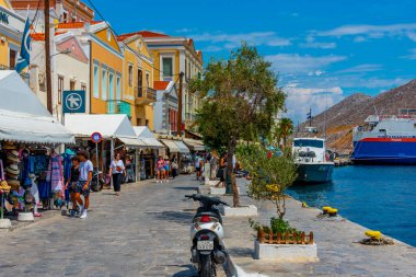 Symi, Yunanistan, 26 Ağustos 2022: Yunan adası Symi 'de deniz kenarında gezinti.