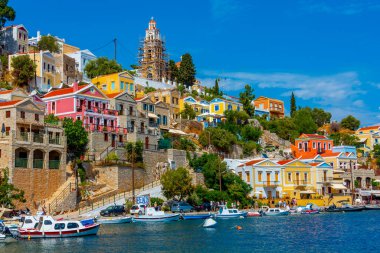 Symi, Yunanistan, 26 Ağustos 2022: Yunan adası Symi 'de deniz kenarında gezinti.