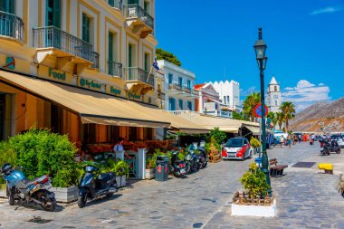 Symi, Yunanistan, 26 Ağustos 2022: Yunan adası Symi 'de deniz kenarında gezinti.