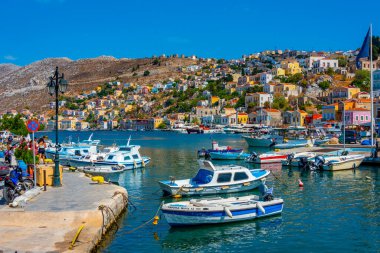Symi, Yunanistan, 26 Ağustos 2022: Yunan adası Symi 'de deniz kenarında gezinti.