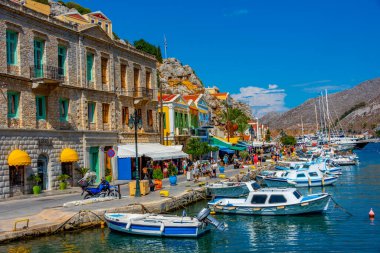 Symi, Yunanistan, 26 Ağustos 2022: Yunan adası Symi 'de deniz kenarında gezinti.