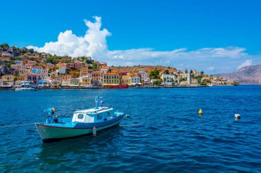 Symi, Yunanistan, 26 Ağustos 2022: Yunan adası Symi 'de deniz kenarında gezinti.