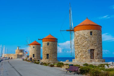 Rodos, Yunanistan, 26 Ağustos 2022: Yunanistan 'ın Rodos limanında antik yel değirmenleri.