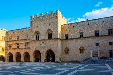 Rodos, Yunanistan, 26 Ağustos 2022: Yunanistan 'daki Rodos Şövalyeleri Büyük Ustasının Sarayı' nın Avlusu.