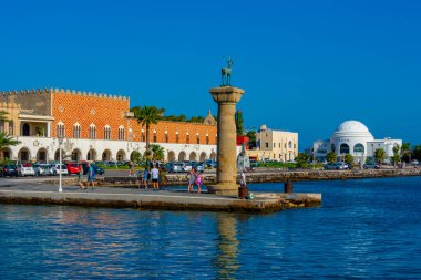 Rodos, Yunanistan, 27 Ağustos 2022: Yunanistan 'ın Rodos kentinde liman manzarası.