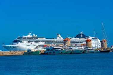 Rodos, Yunanistan, 27 Ağustos 2022: Yunanistan 'ın Rodos kentindeki Mandraki limanının manzarası.