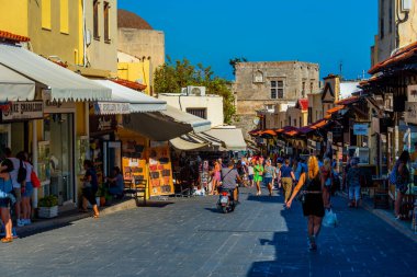 Rodos, Yunanistan, 27 Ağustos 2022: Yunan kenti Rodos 'ta bir turist caddesinin gün batımı manzarası.