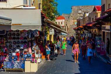Rodos, Yunanistan, 27 Ağustos 2022: Yunan kenti Rodos 'ta bir turist caddesinin gün batımı manzarası.