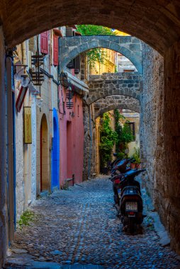 Rodos, Yunanistan, 27 Ağustos 2022: Yunan kenti Rodos 'ta bir turist caddesinin gün batımı manzarası.