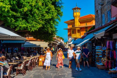 Rodos, Yunanistan, 27 Ağustos 2022: Yunan kenti Rodos 'ta bir turist caddesinin gün batımı manzarası.