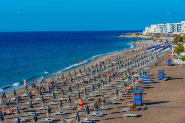 Rodos, Yunanistan, 27 Ağustos 2022: Yunanistan 'ın Rodos kentindeki Elli plajının havadan görünüşü.