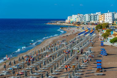 Rodos, Yunanistan, 27 Ağustos 2022: Yunanistan 'ın Rodos kentindeki Elli plajının havadan görünüşü.