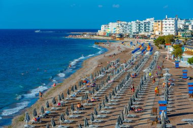 Rodos, Yunanistan, 27 Ağustos 2022: Yunanistan 'ın Rodos kentindeki Elli plajının havadan görünüşü.