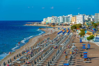 Rodos, Yunanistan, 27 Ağustos 2022: Yunanistan 'ın Rodos kentindeki Elli plajının havadan görünüşü.