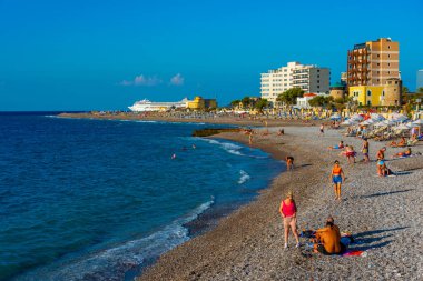 Rodos, Yunanistan, 27 Ağustos 2022: Yunanistan 'ın Rodos kentindeki Elli plajının havadan görünüşü.