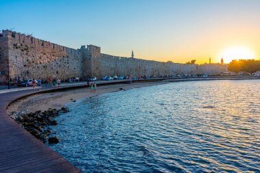 Rodos, Yunanistan, 27 Ağustos 2022: Yunanistan 'daki Rodos' ta antik takviyelerin günbatımı.