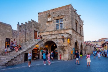 Rodos, Yunanistan, 27 Ağustos 2022: Yunanistan 'ın Rodos kentindeki Hipokrat Meydanı' ndaki tarihi bir binanın gün batımı manzarası.