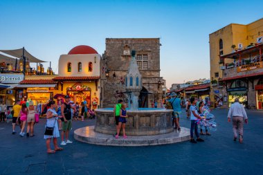 Rodos, Yunanistan, 27 Ağustos 2022: Yunan Rodos kentindeki Hipokrat Meydanı 'nın gün batımı manzarası.