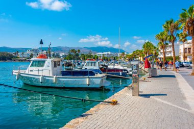 Kos, Yunanistan, 28 Ağustos 2022: Yunan adası Kos 'ta liman.