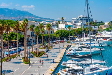 Kos, Yunanistan, 28 Ağustos 2022: Yunan adası Kos 'ta liman.