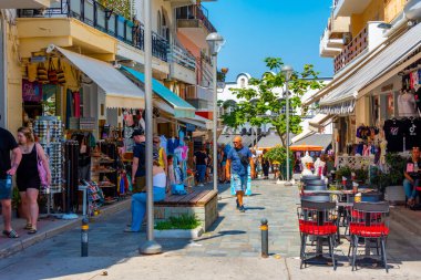 Kos, Yunanistan, 28 Ağustos 2022: Yunan kenti Kos 'ta bir turist caddesi manzarası.