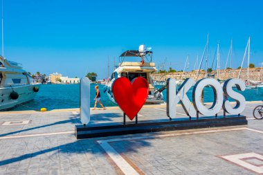 Kos, Yunanistan, 28 Ağustos 2022: Yunan kenti Kos 'ta Kos tabelasına bayılıyorum.