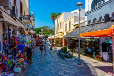 Kos, Yunanistan, 28 Ağustos 2022: Yunan kenti Kos 'ta bir turist caddesi manzarası.