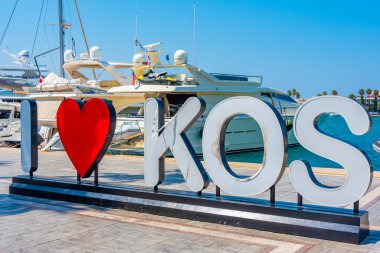 Kos, Yunanistan, 28 Ağustos 2022: Yunan kenti Kos 'ta Kos tabelasına bayılıyorum.