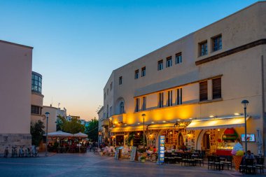 Kos, Yunanistan, 28 Ağustos 2022: Yunan kenti Kos 'ta gün batımı manzaralı.