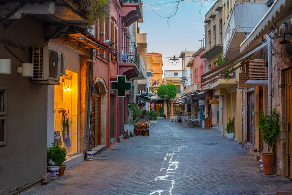 Chania, Yunanistan, 23 Ağustos 2022: Girit adasındaki Chania Yunan kasabasında bir turist sokağının gündoğumu manzarası.