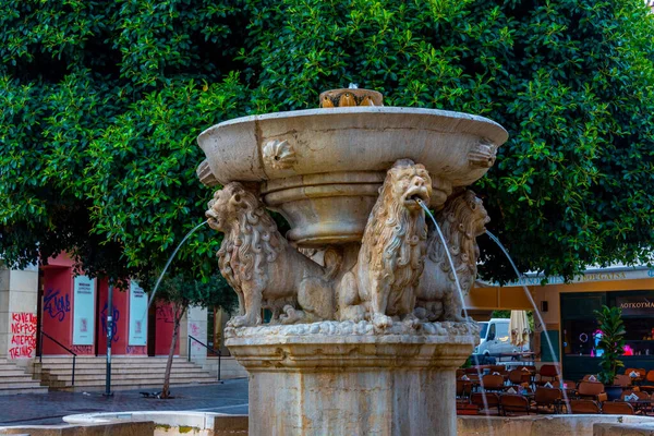 2022年8月24日 希腊赫拉克里昂 希腊城市赫拉克里昂克里特岛莫罗西尼喷泉的日出视图 — 图库照片