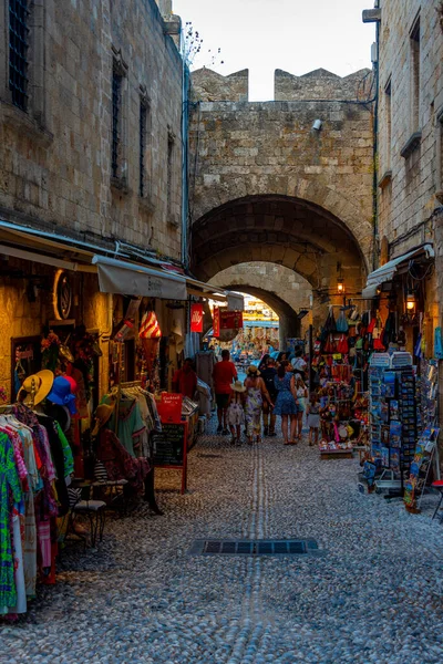 Rodos, Yunanistan, 27 Ağustos 2022: Yunan kenti Rodos 'ta bir turist caddesinin gün batımı manzarası.