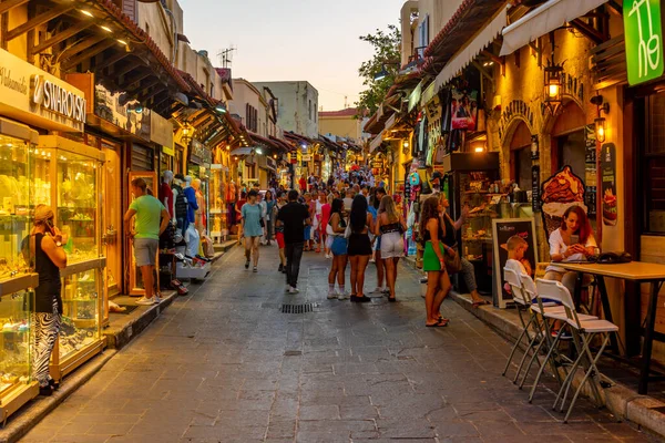Rodos Yunanistan Ağustos 2022 Yunan Kenti Rodos Bir Turist Caddesinin — Stok fotoğraf