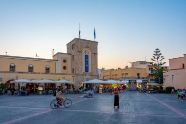 Kos, Yunanistan, 28 Ağustos 2022: Yunanistan 'ın Kos kentindeki Eleftherias Merkez Meydanı' nın gün batımı manzarası.