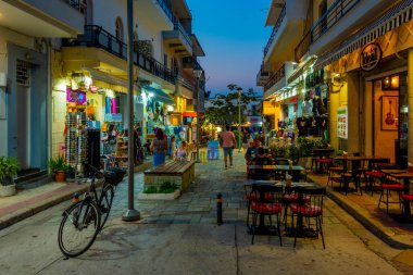 Kos, Yunanistan, 28 Ağustos 2022: Yunan kenti Kos 'ta gün batımı manzaralı.