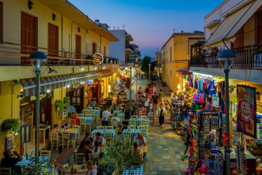 Kos, Yunanistan, 28 Ağustos 2022: Yunan kenti Kos 'ta gün batımı manzaralı.