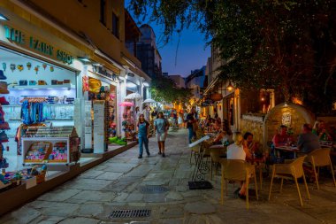 Kos, Yunanistan, 28 Ağustos 2022: Yunan kenti Kos 'ta gün batımı manzaralı.