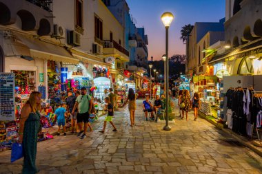 Kos, Yunanistan, 28 Ağustos 2022: Yunan kenti Kos 'ta gün batımı manzaralı.